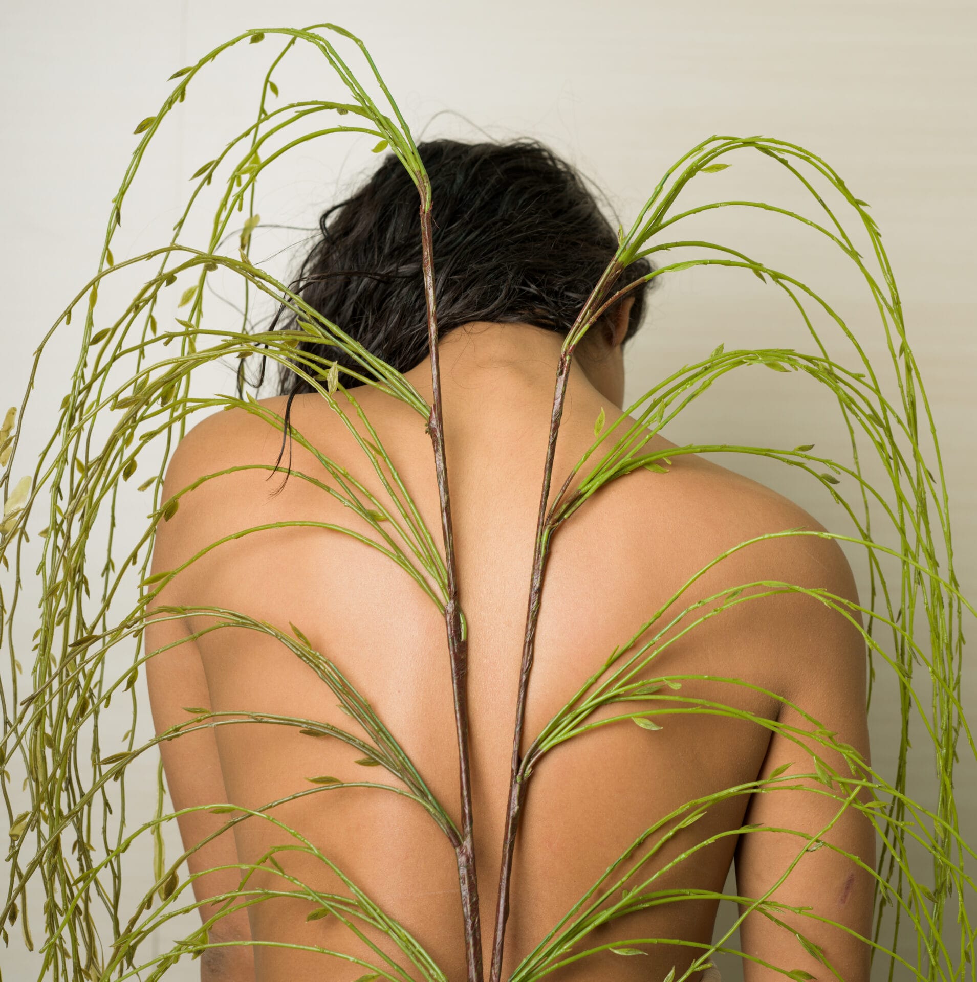 Primera foto de una serie sobre la conexión de la mujer con la naturaleza, representando la etapa de negación.