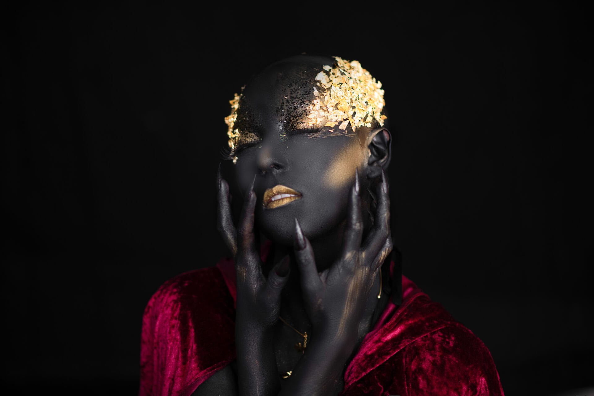 Fotografía artística de un demonio con rasgos divinos, representando la dualidad entre oscuridad y propósito divino.